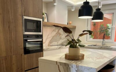 Diseño de cocina con puertas correderas