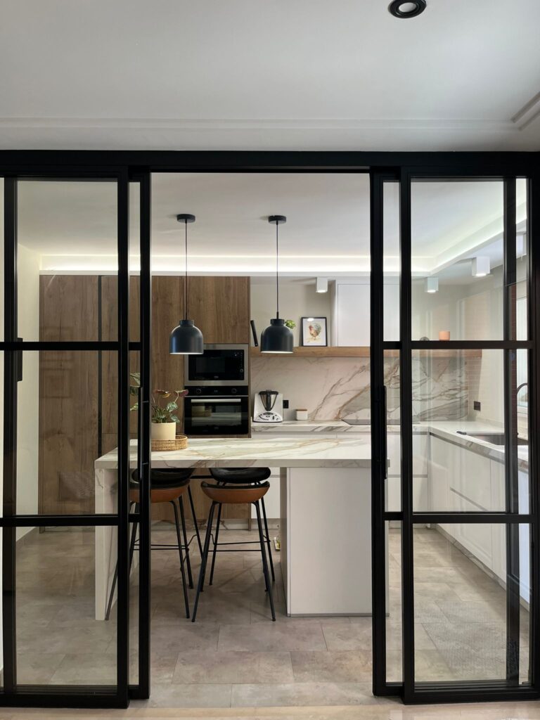 diseño de cocina con puerta corredera DK Cocina Integral Studio DK Grupo fabrica de muebles interiorismo