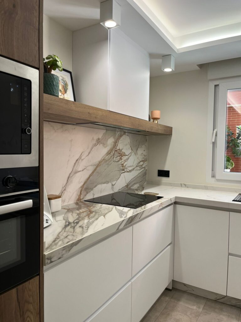 diseño de cocina con puerta corredera DK Cocina Integral Studio DK Grupo fabrica de muebles interiorismo